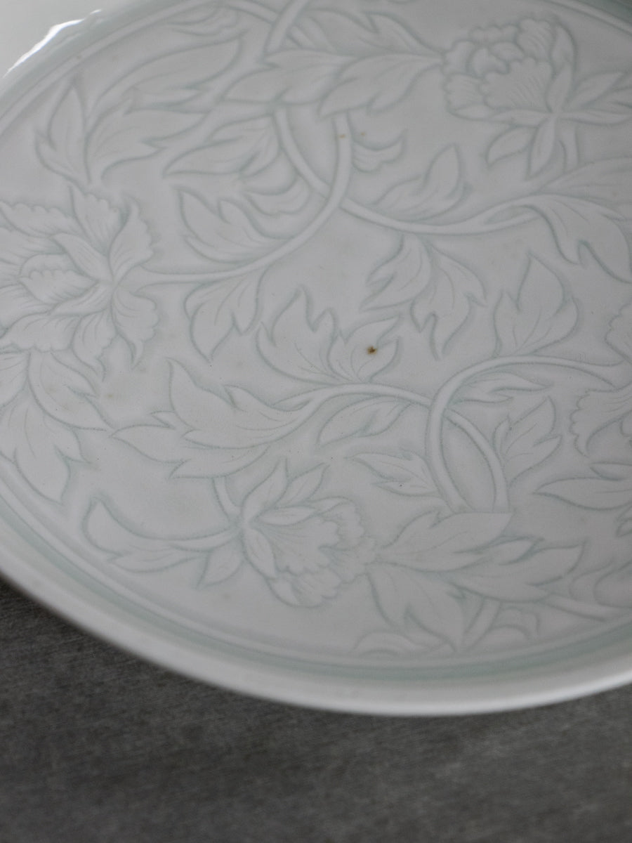 白磁牡丹文平皿(リムなし)