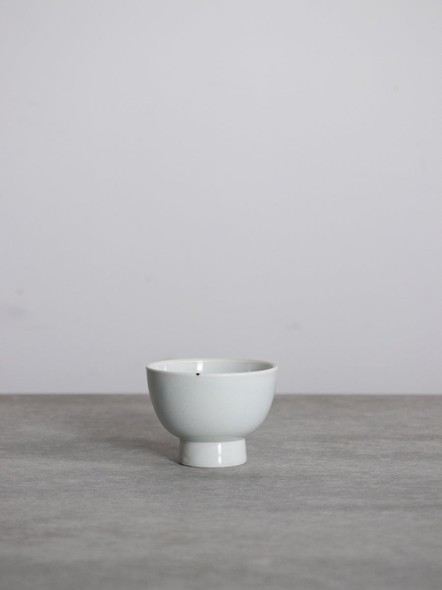 白磁合鹿ぐいのみ(乳濁)