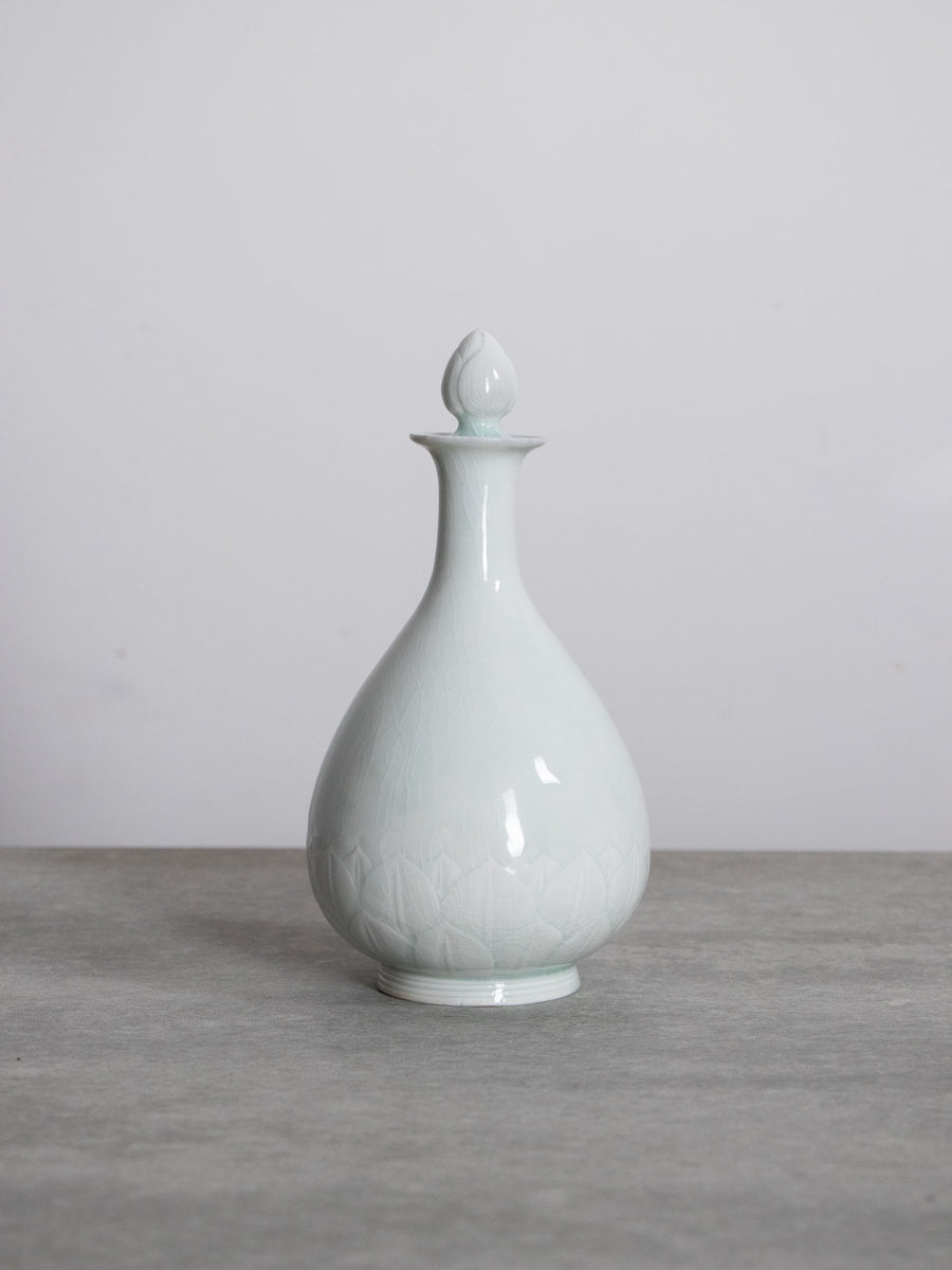 白磁蓮文有蓋鶴首瓶