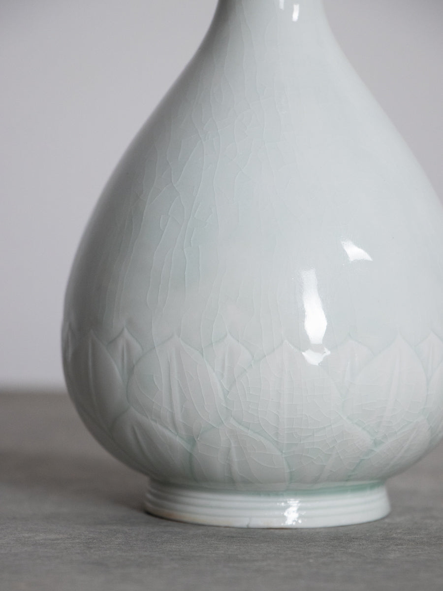 白磁蓮文有蓋鶴首瓶