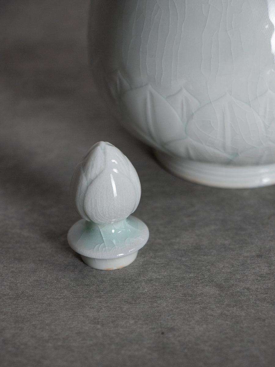 白磁蓮文有蓋鶴首瓶