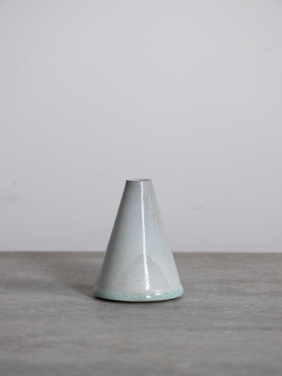 白磁盛砂一輪挿し_中