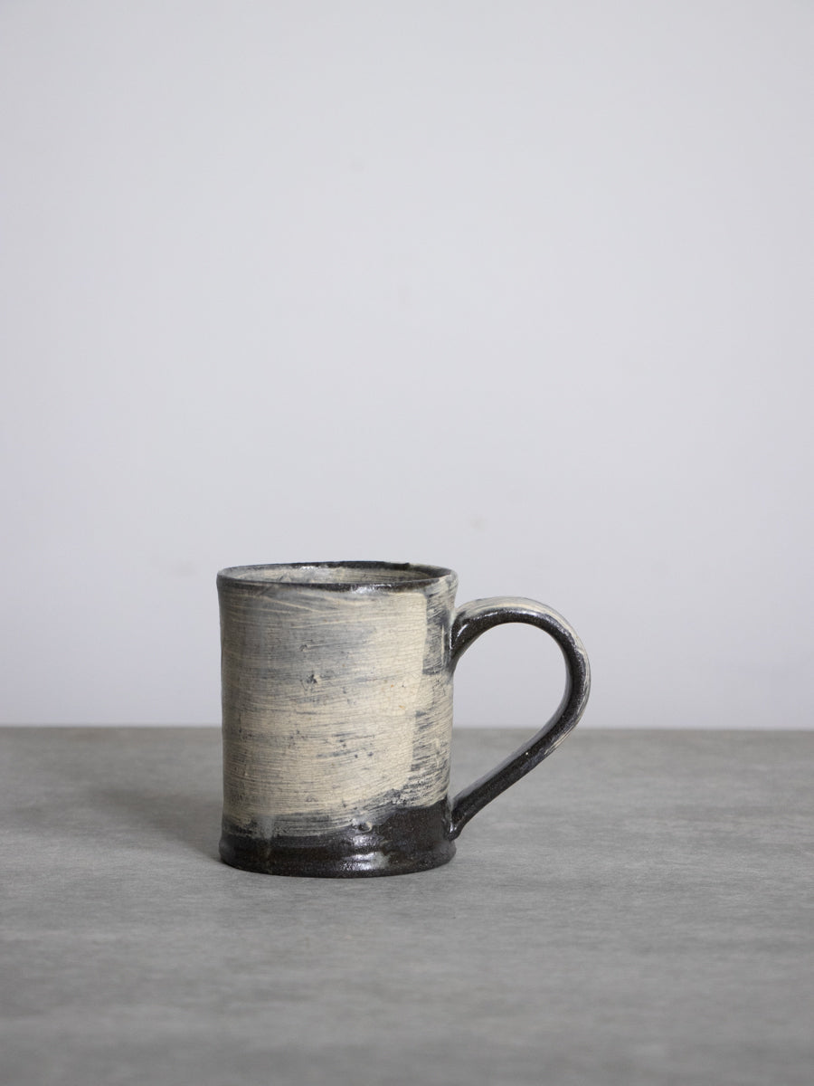 黒地刷毛目マグ