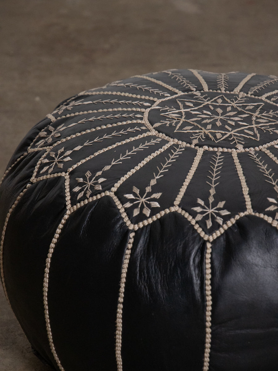 プフ BLACK