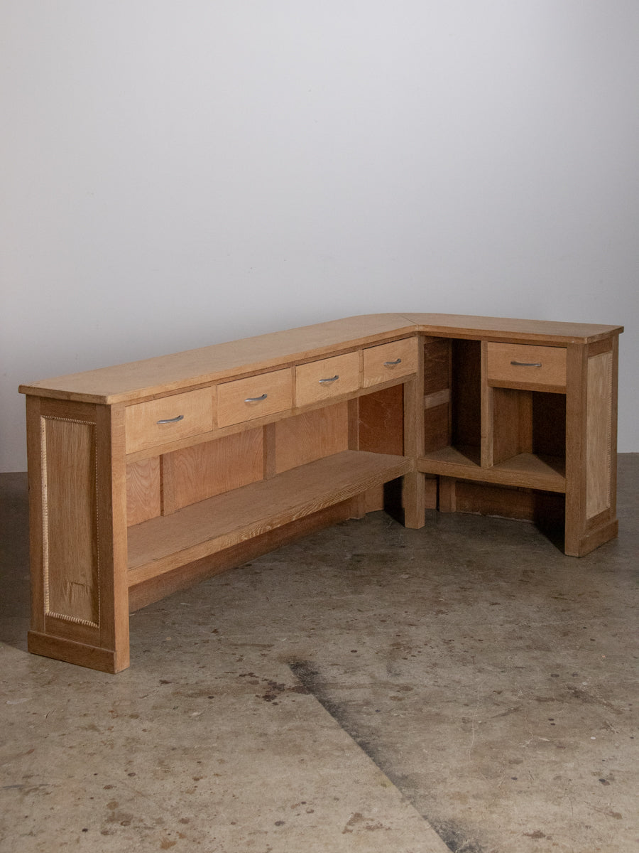 玉飾りのL字カウンター