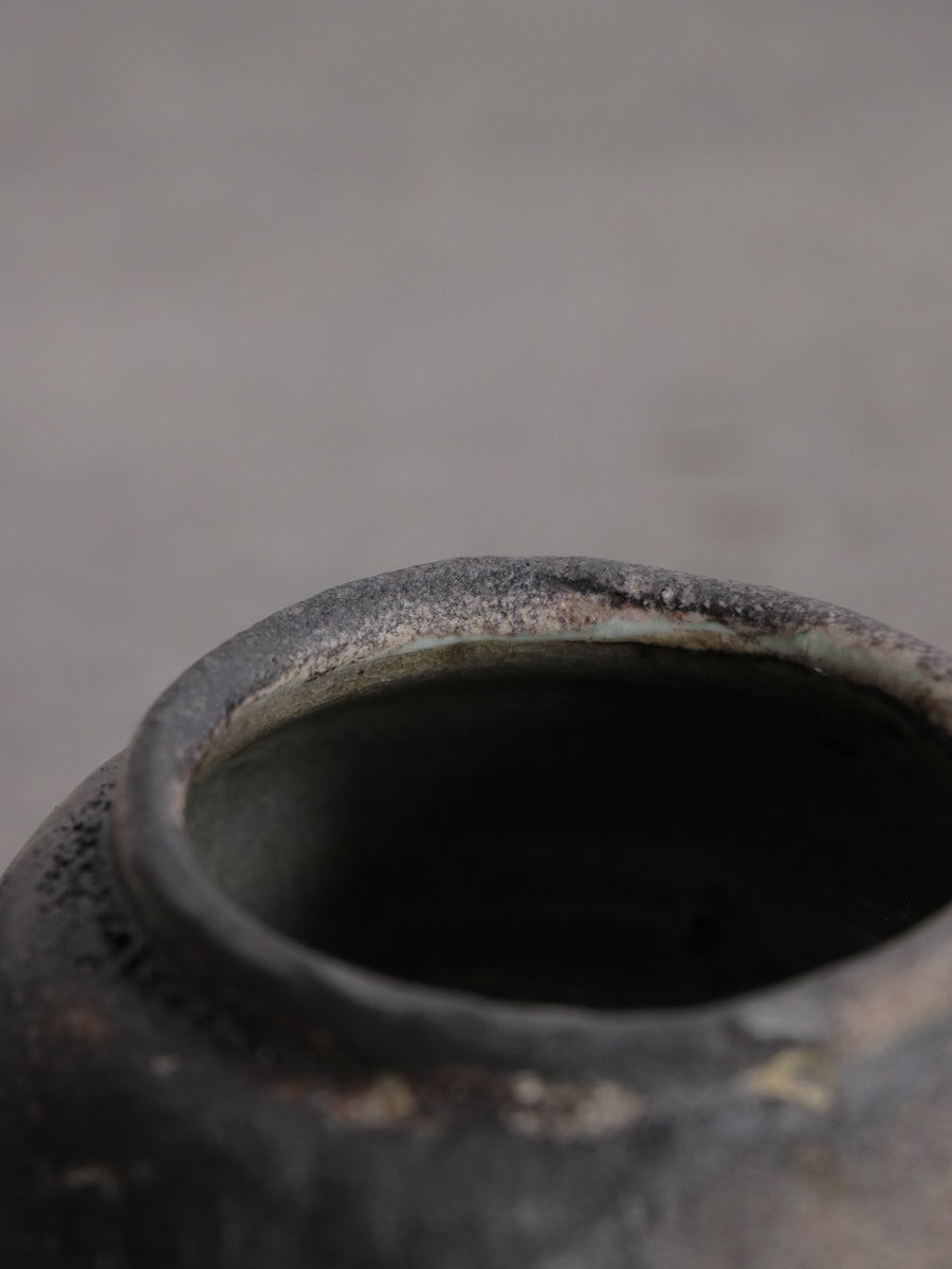 小さい花器（黒緑）