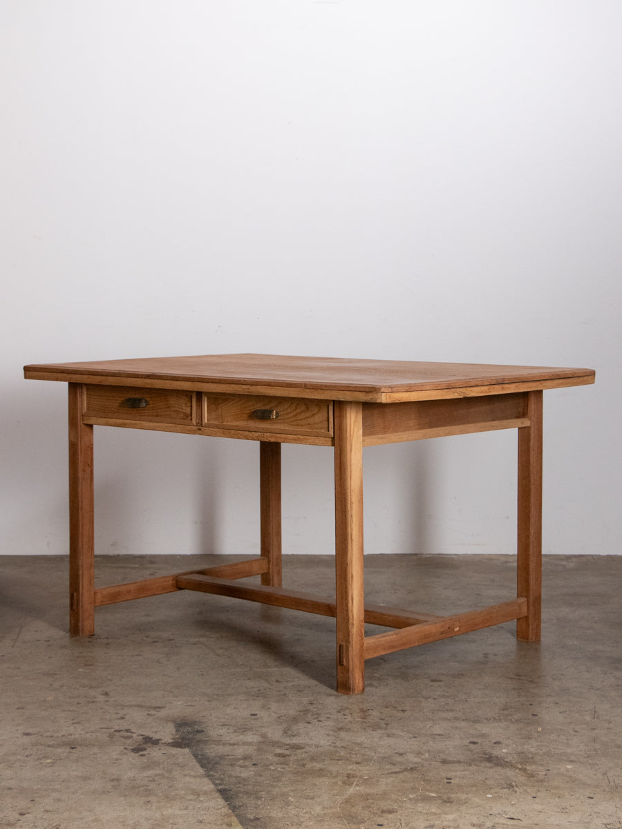 TABLE / DESK