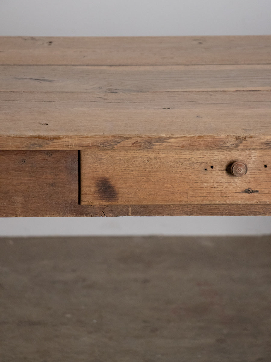 オーク材のテーブル