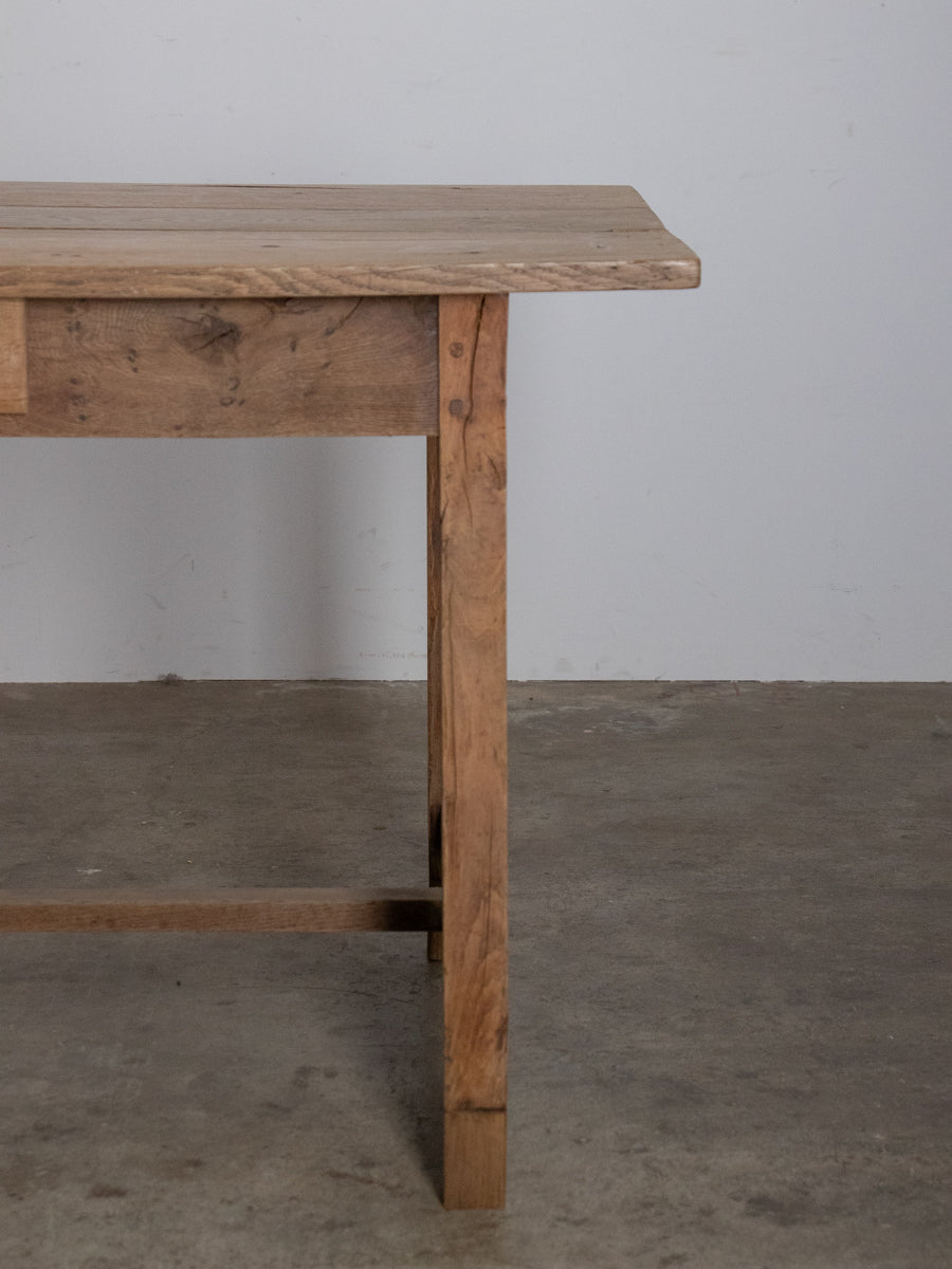 オーク材のテーブル