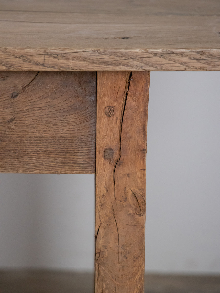 オーク材のテーブル