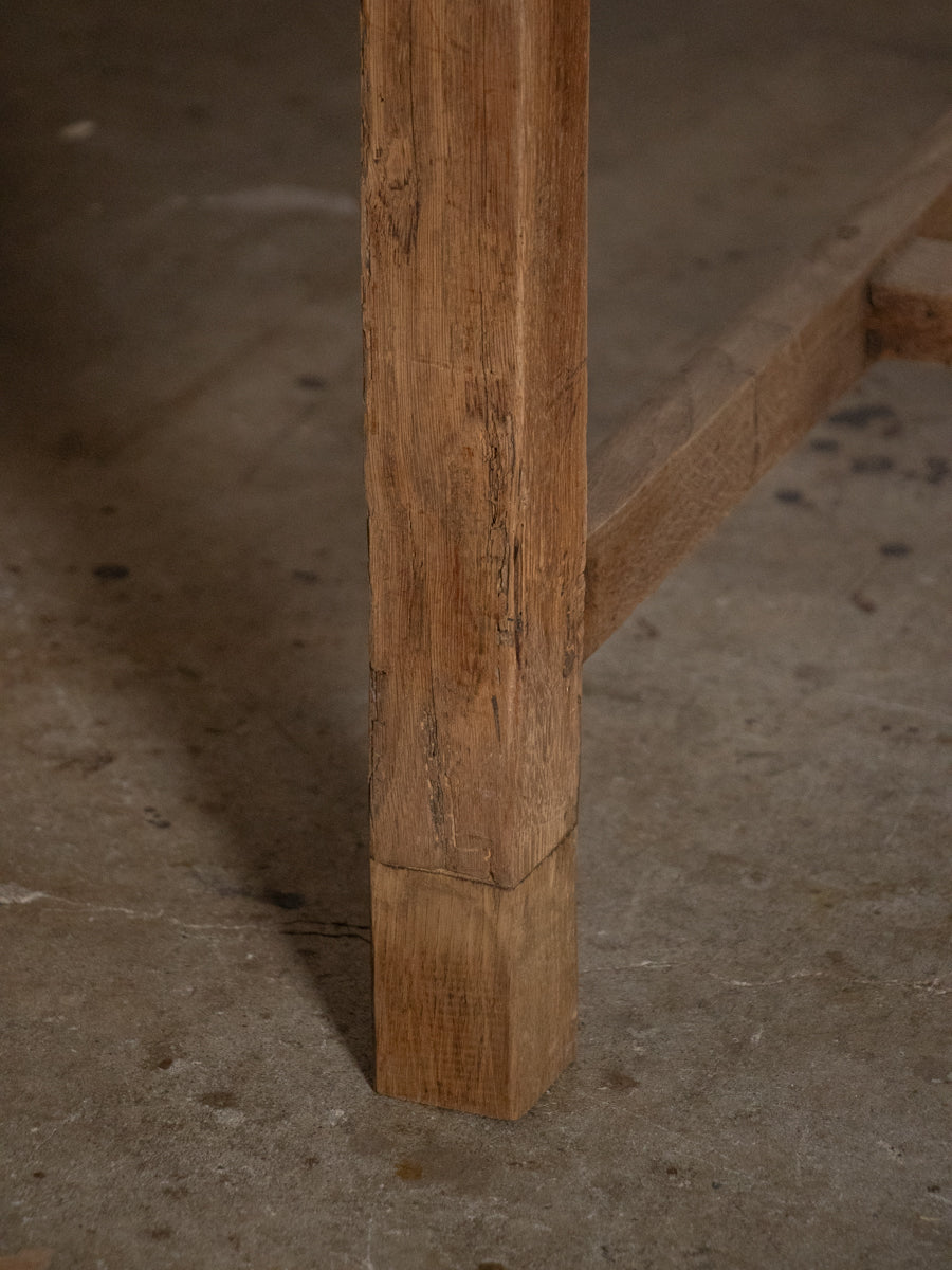 オーク材のテーブル