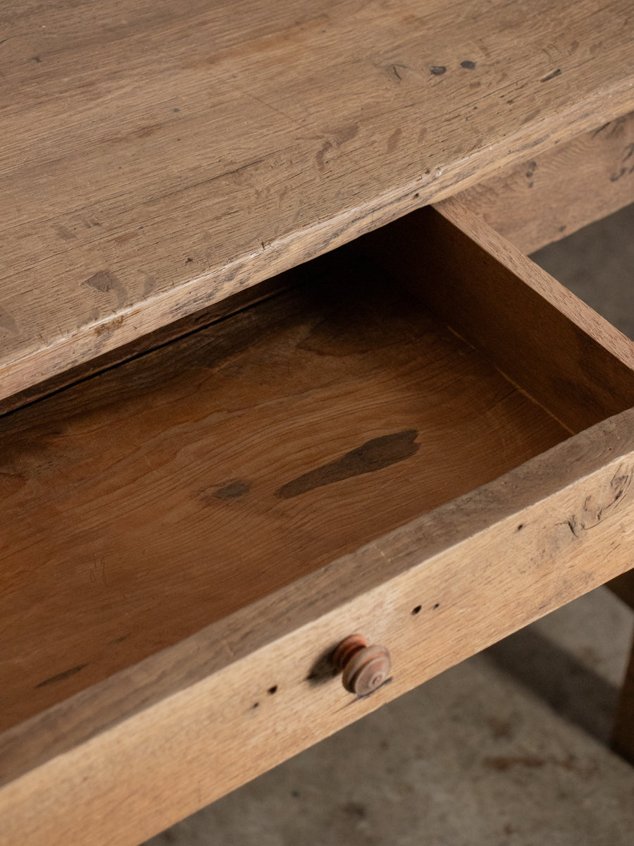 オーク材のテーブル