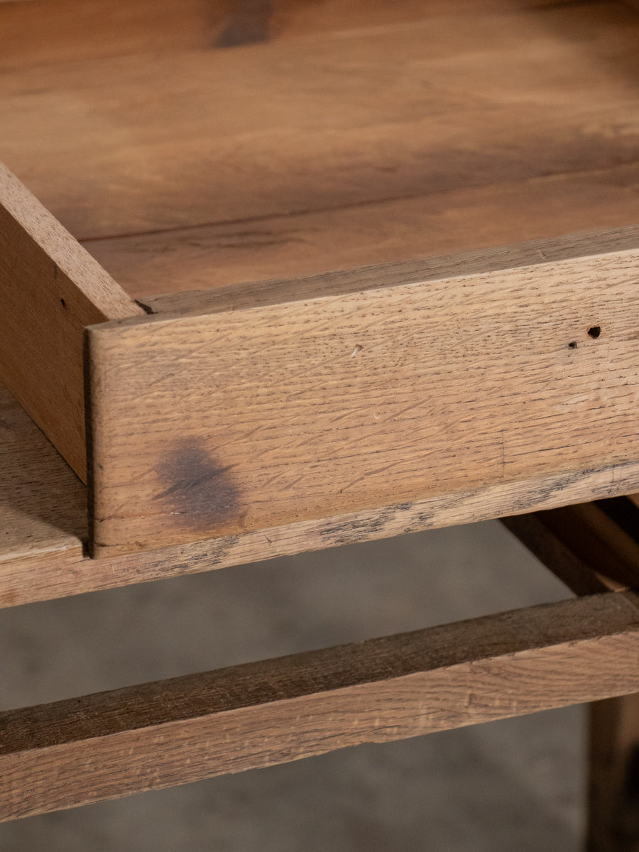 オーク材のテーブル