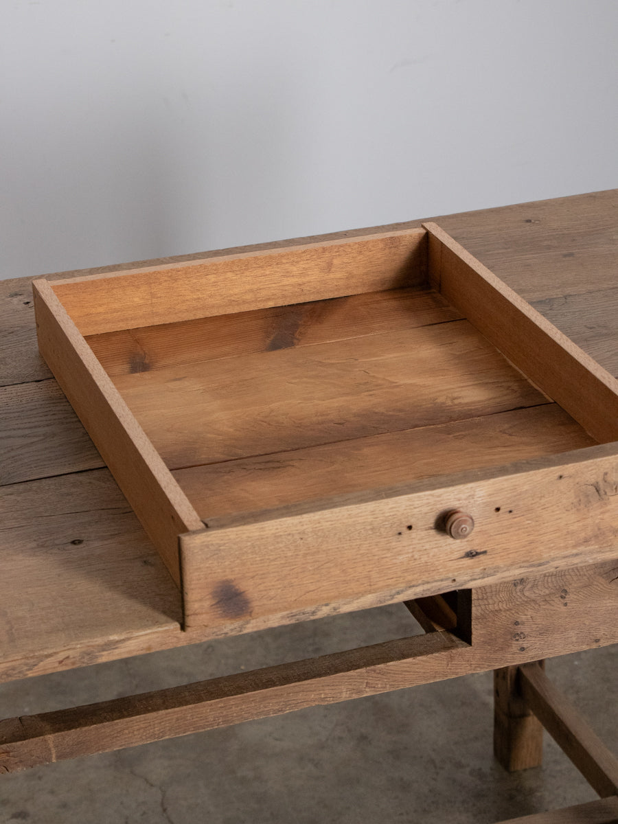 オーク材のテーブル