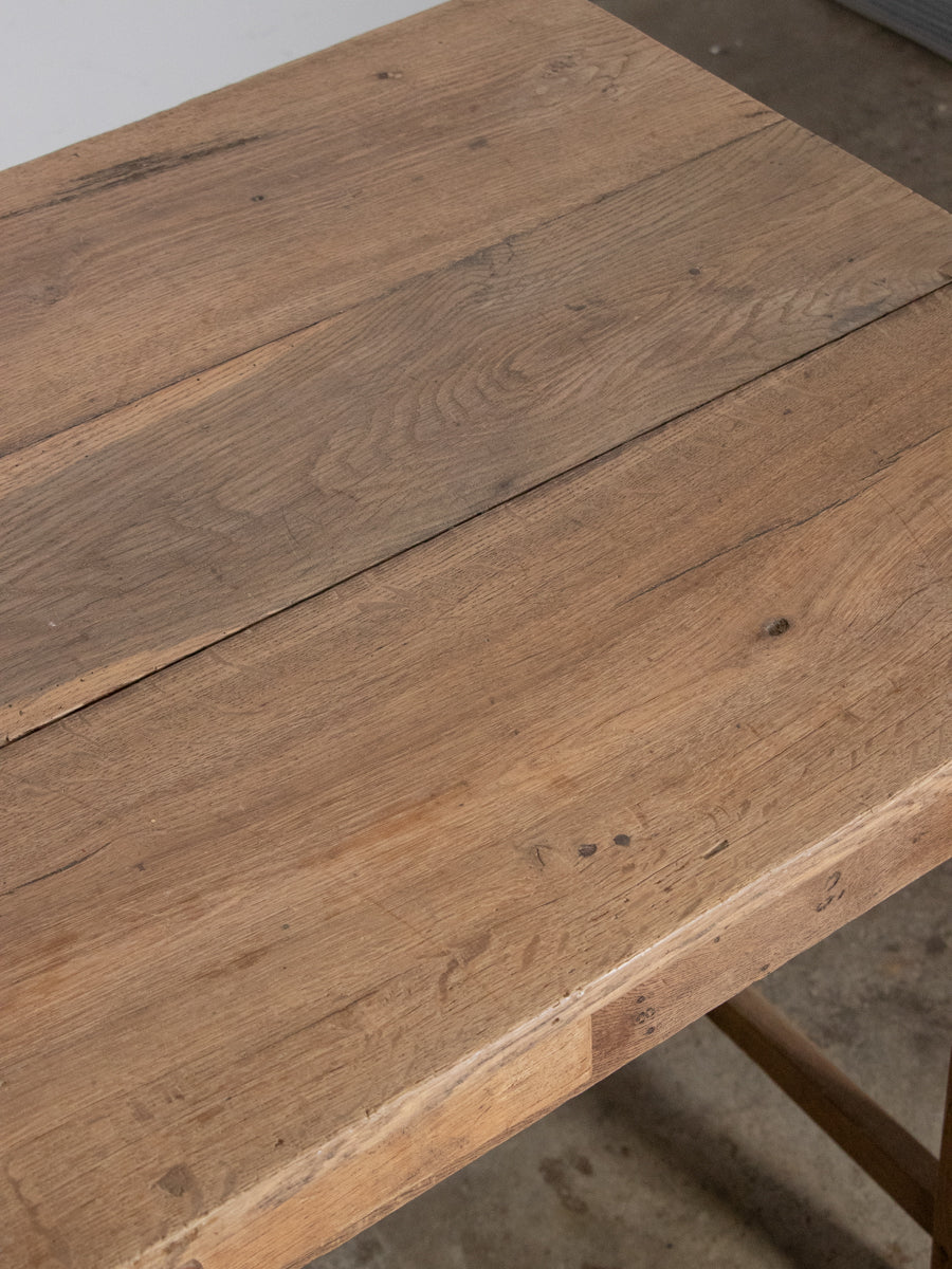 オーク材のテーブル