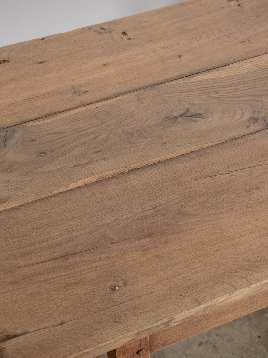 オーク材のテーブル