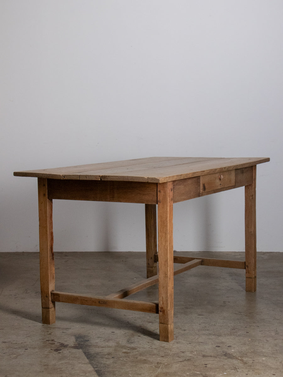 オーク材のテーブル