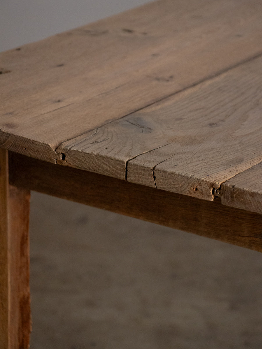 オーク材のテーブル