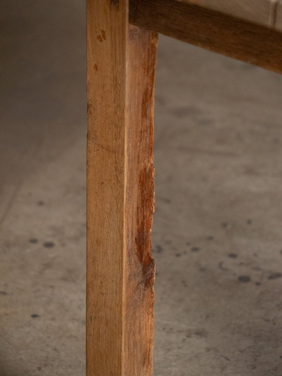 オーク材のテーブル