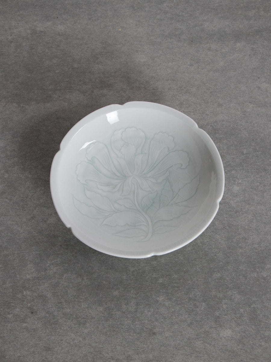 白磁芍薬文皿