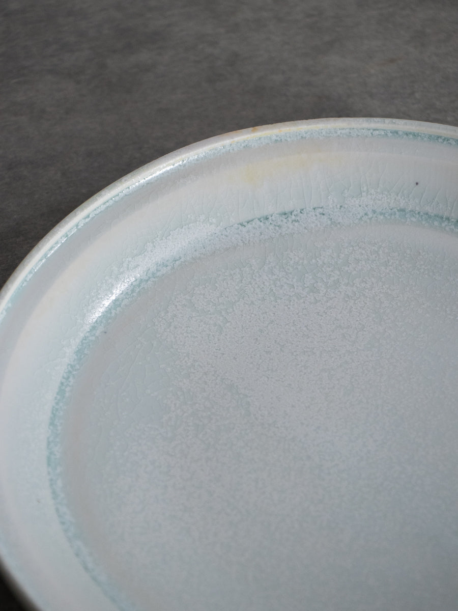 白磁段縁皿（結晶）