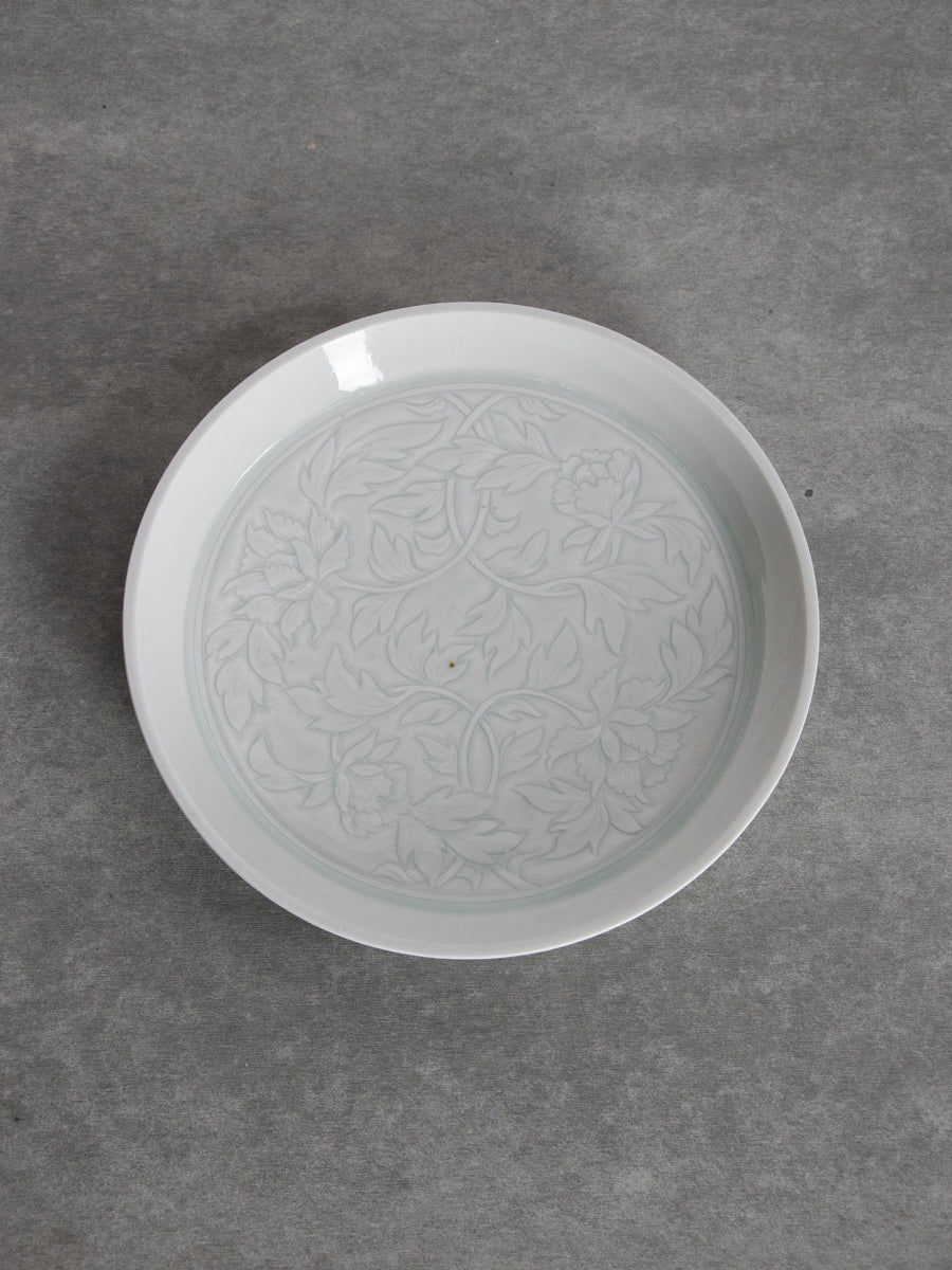 白磁牡丹文平皿（リムなし）