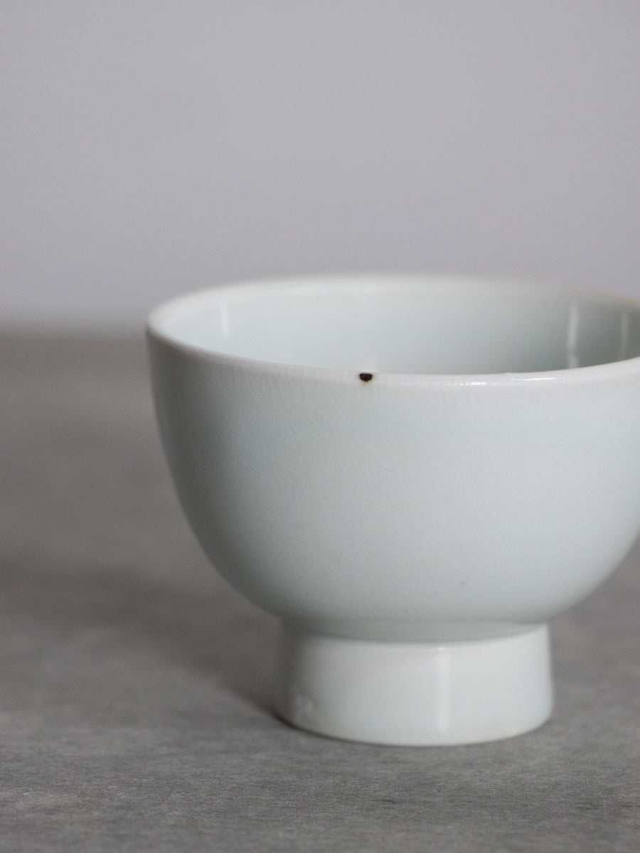 白磁合鹿ぐいのみ（乳濁）