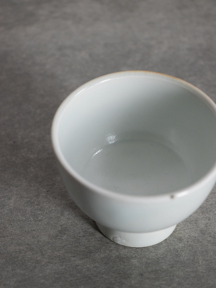 白磁合鹿ぐいのみ（乳濁）