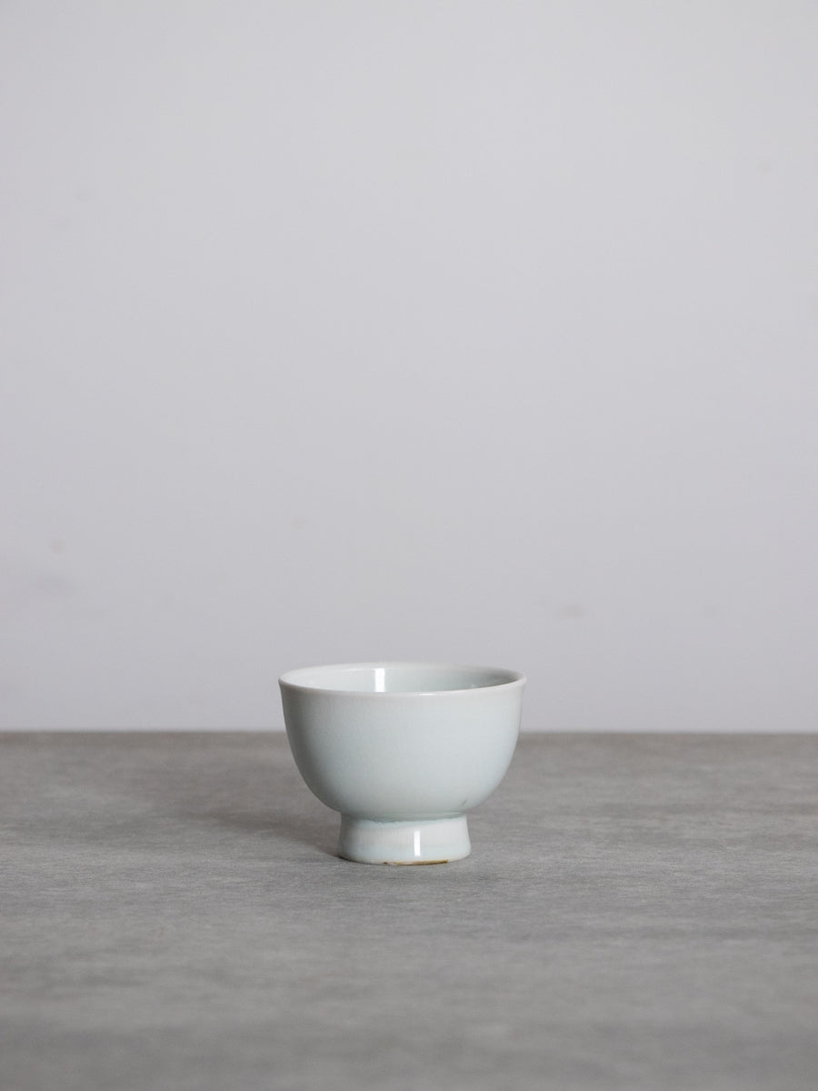 白磁合鹿ぐいのみ（乳濁）