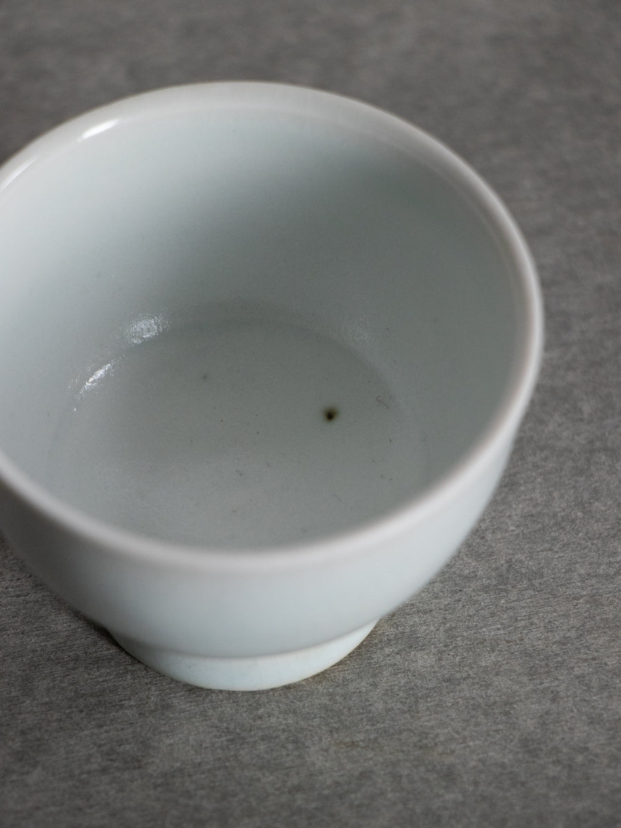 白磁合鹿ぐいのみ（乳濁）