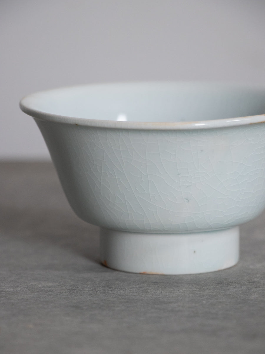 白磁端反碗（青）