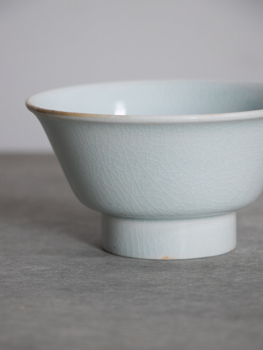 白磁端反碗（青）