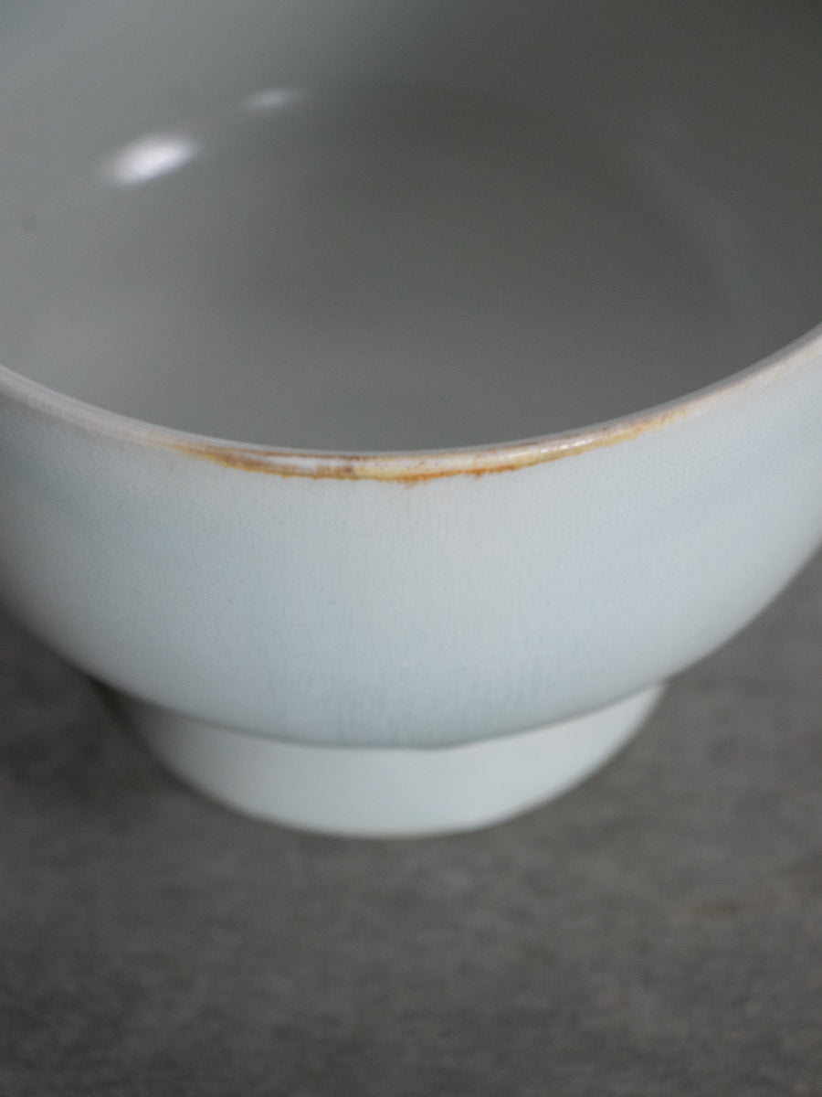 白磁合鹿碗（乳濁）