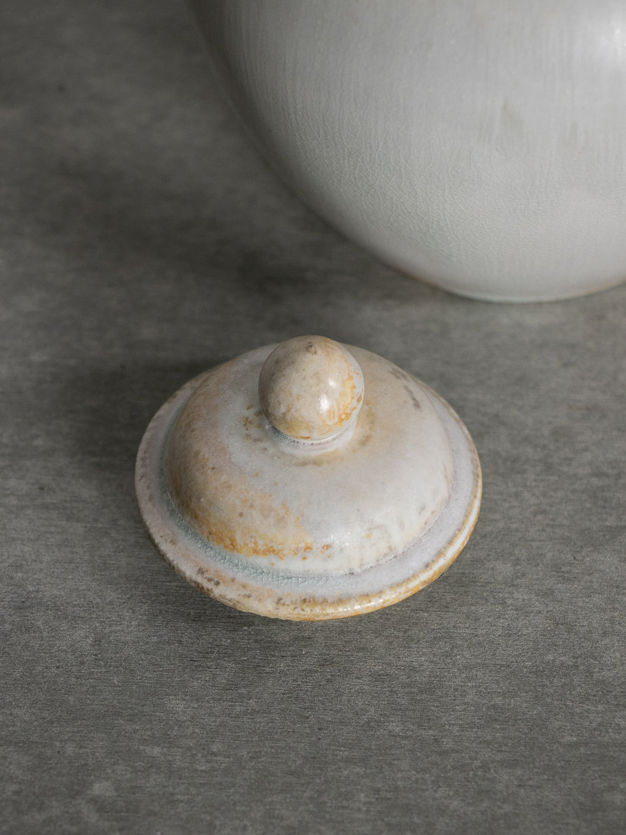 白磁有蓋万年壺_中（A)