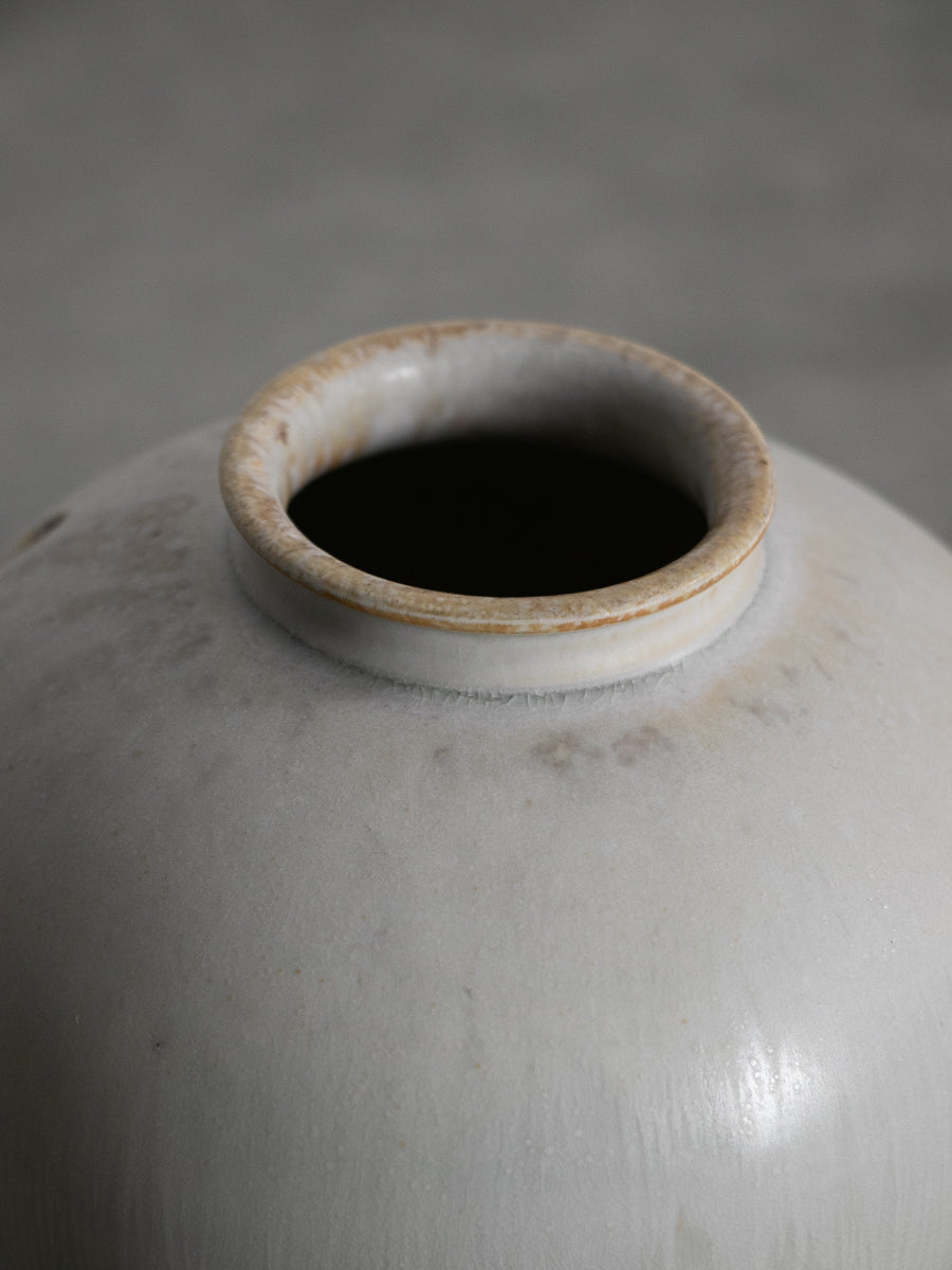 白磁有蓋万年壺_中（A)