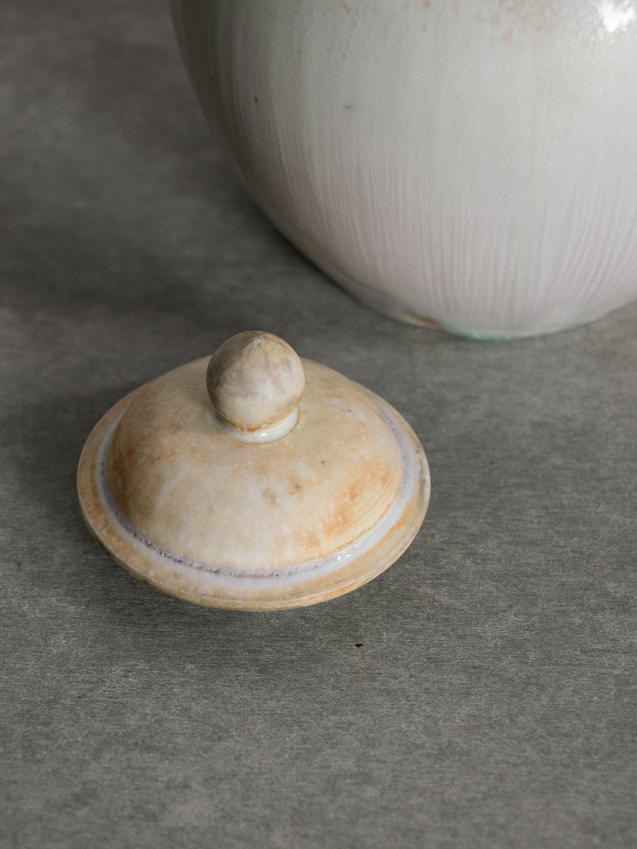 白磁有蓋万年壺_中（A)