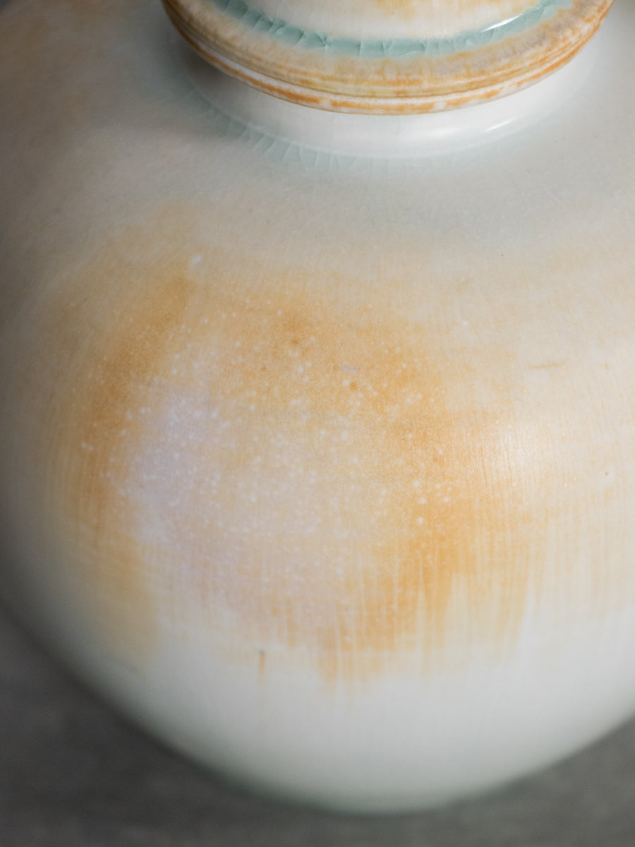 白磁有蓋万年壺_中（B）