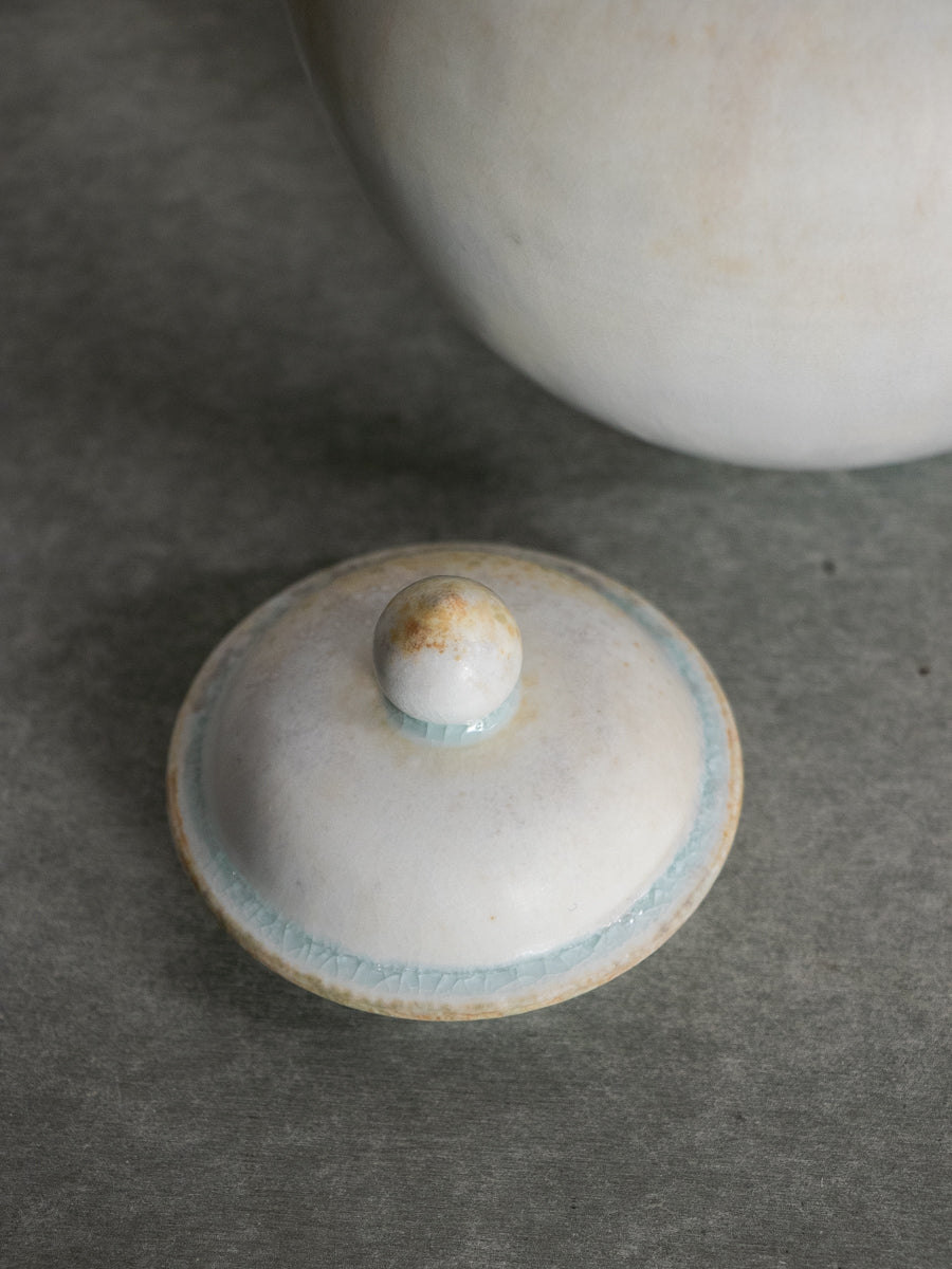 白磁有蓋万年壺_中（B）