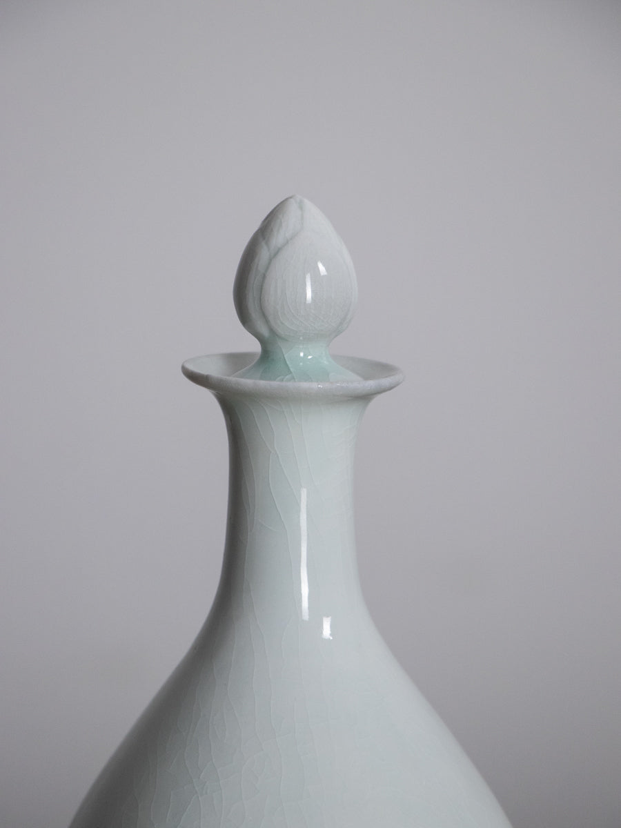 白磁蓮文有蓋鶴首瓶