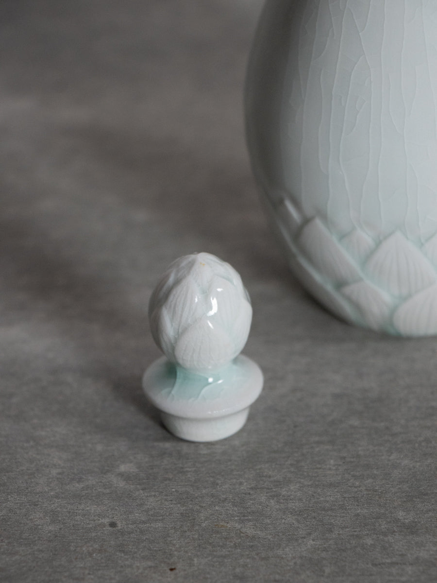 白磁蓮文有蓋徳利