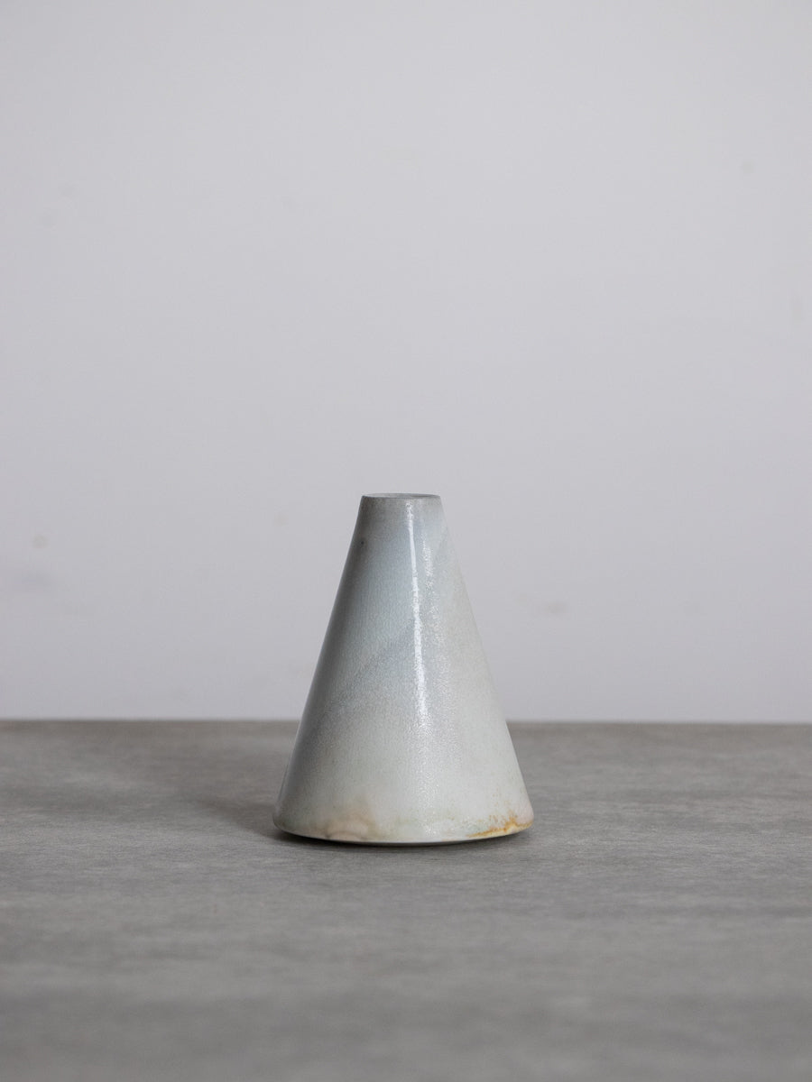 白磁盛砂一輪挿し_中