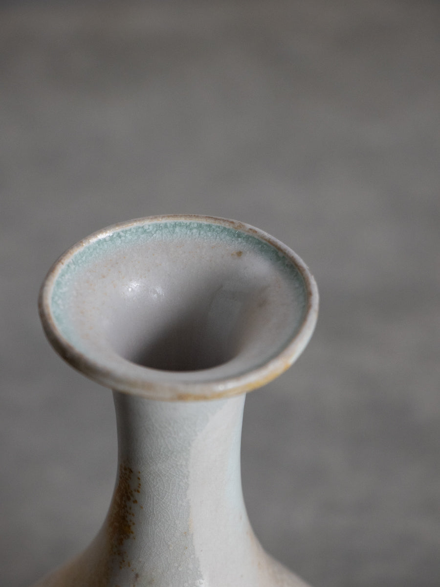 白磁耳付鶴首花瓶 白磁菊彫文鶴首花瓶(井上 萬二)｜ギャラリージャパン