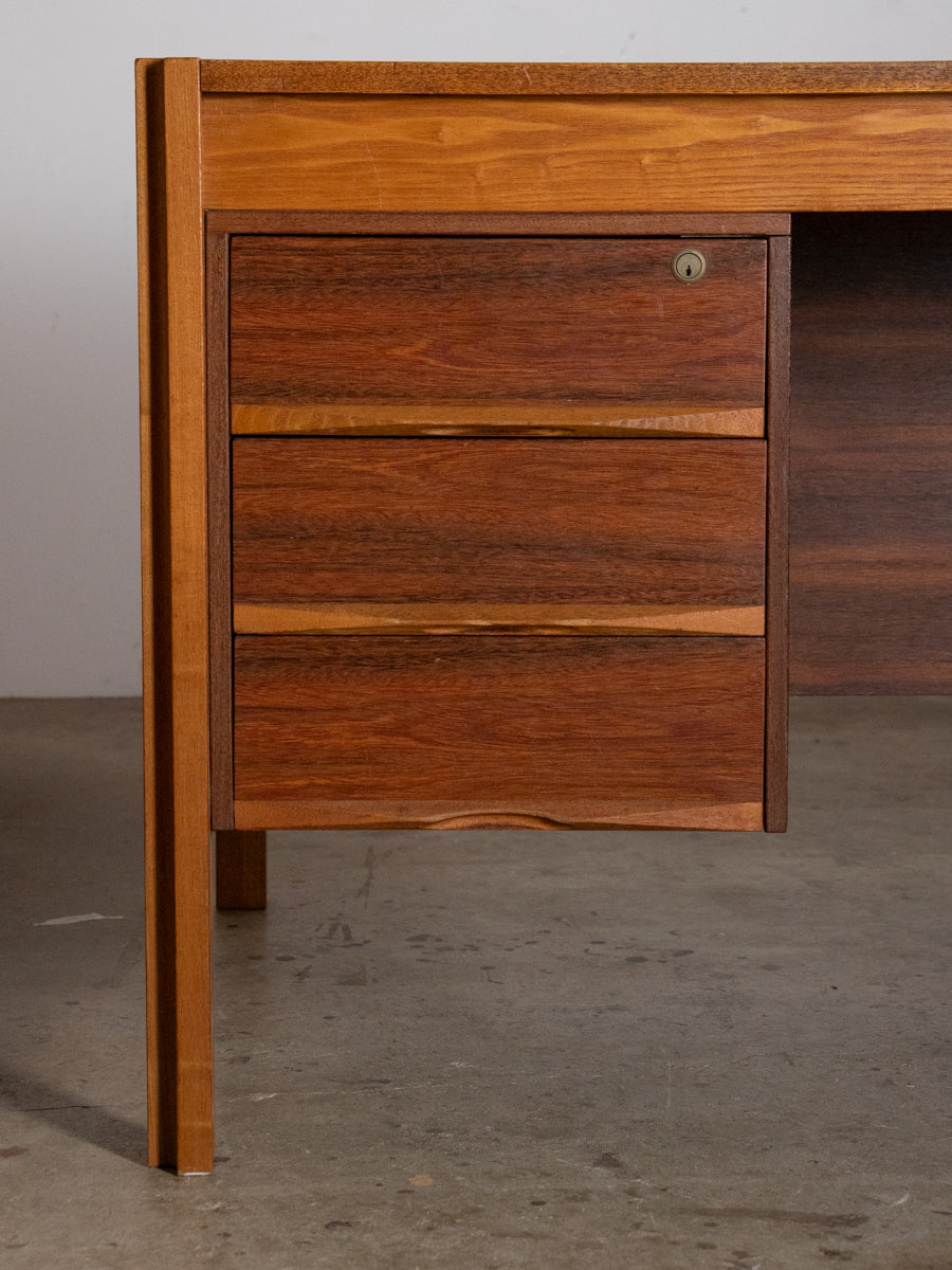 6杯の引出し付きデスク