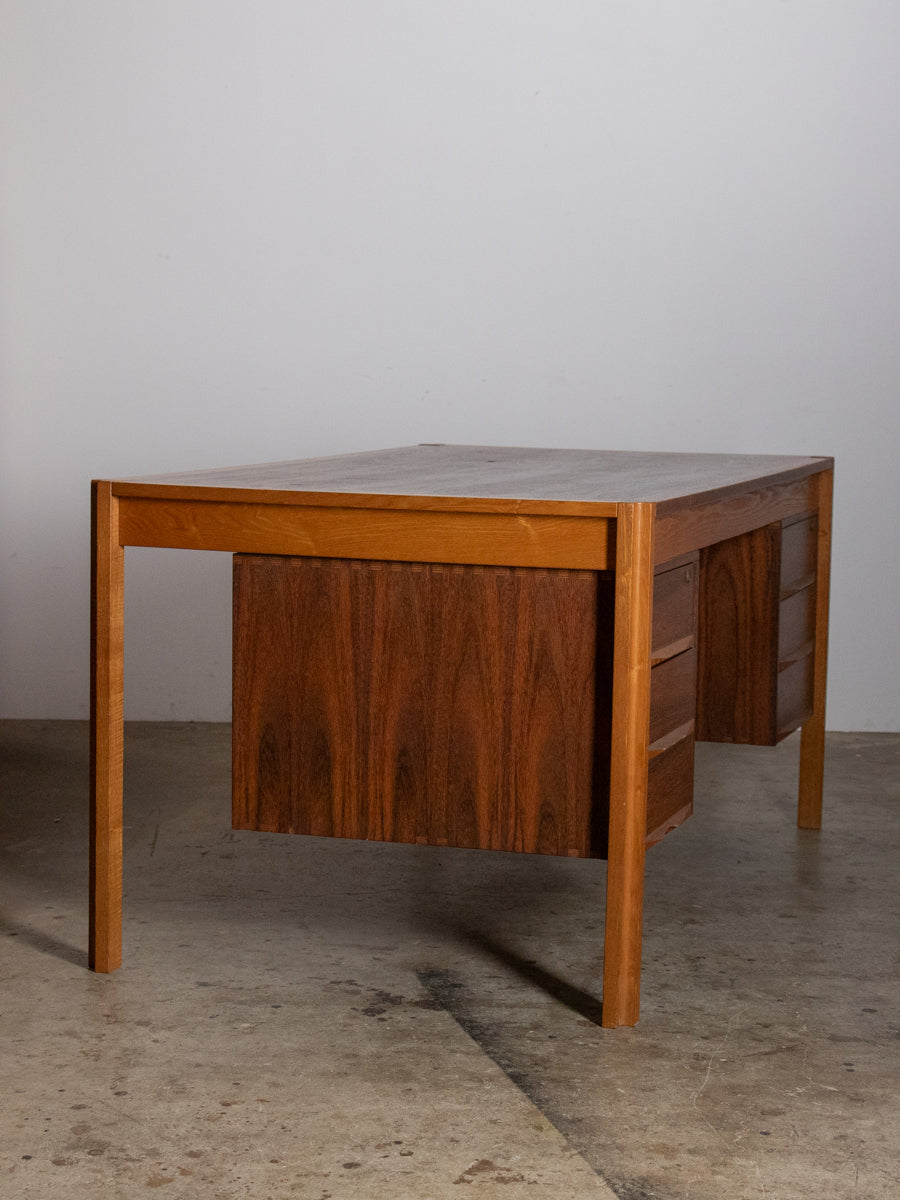 6杯の引出し付きデスク