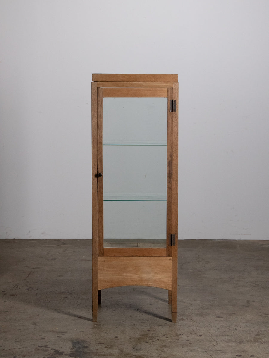 ３段のガラスケース