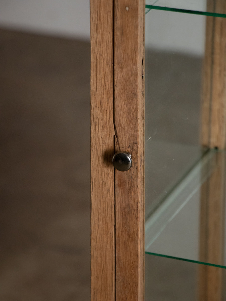 ３段のガラスケース