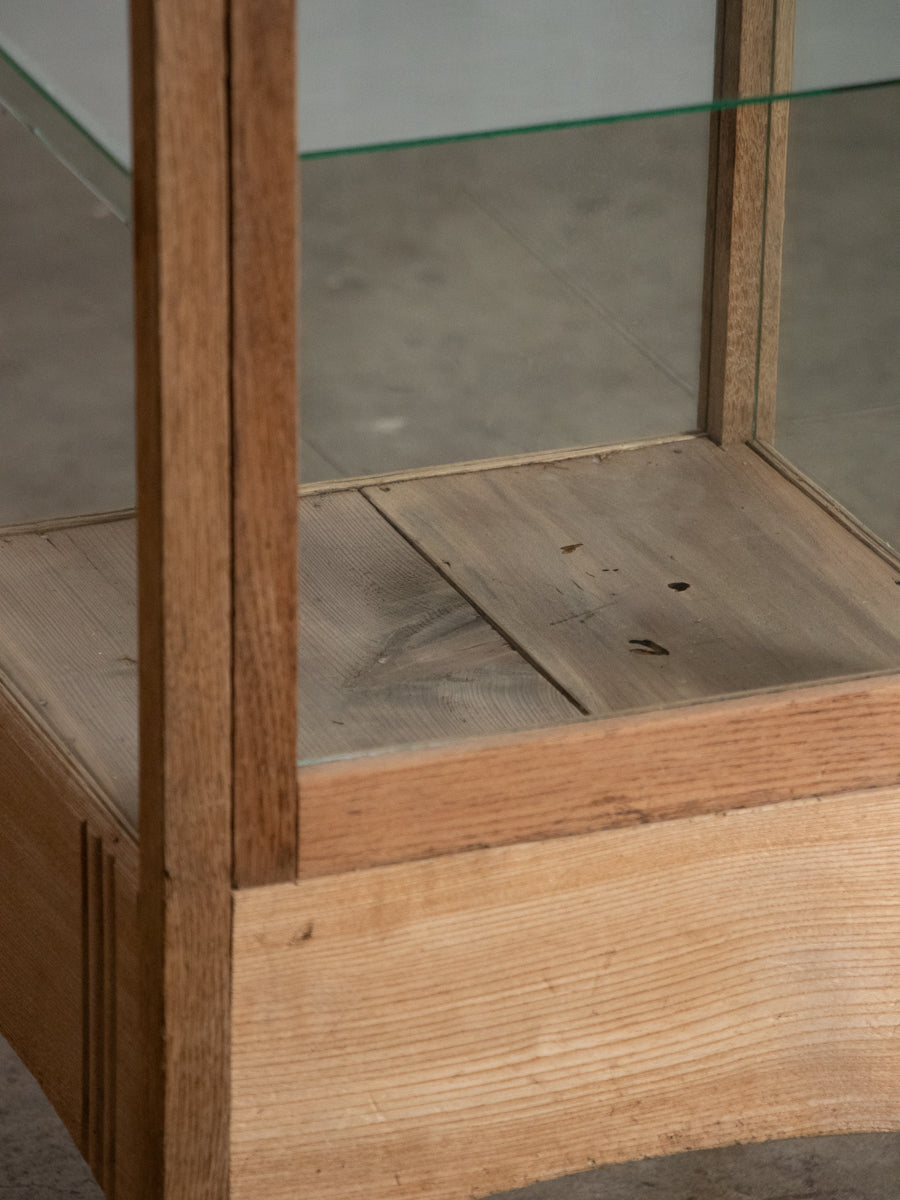 ３段のガラスケース