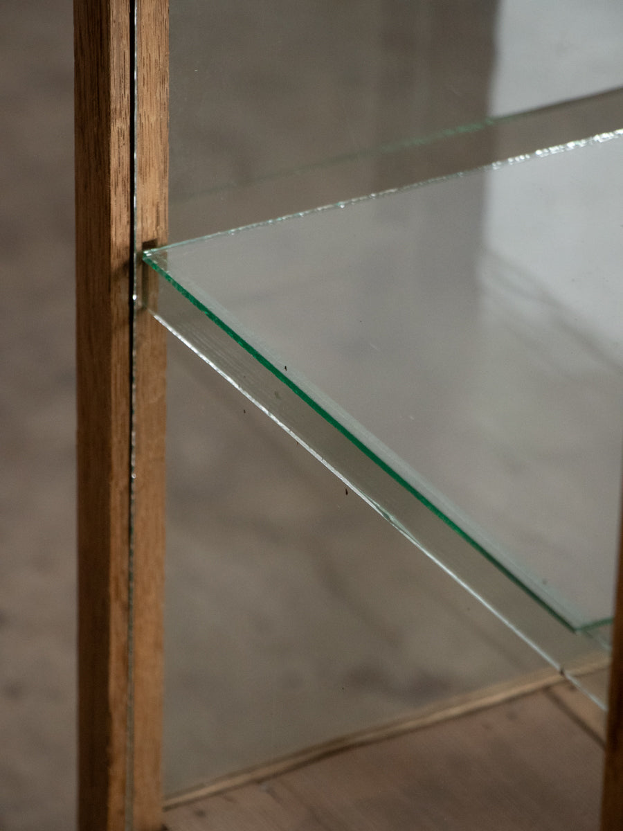 ３段のガラスケース