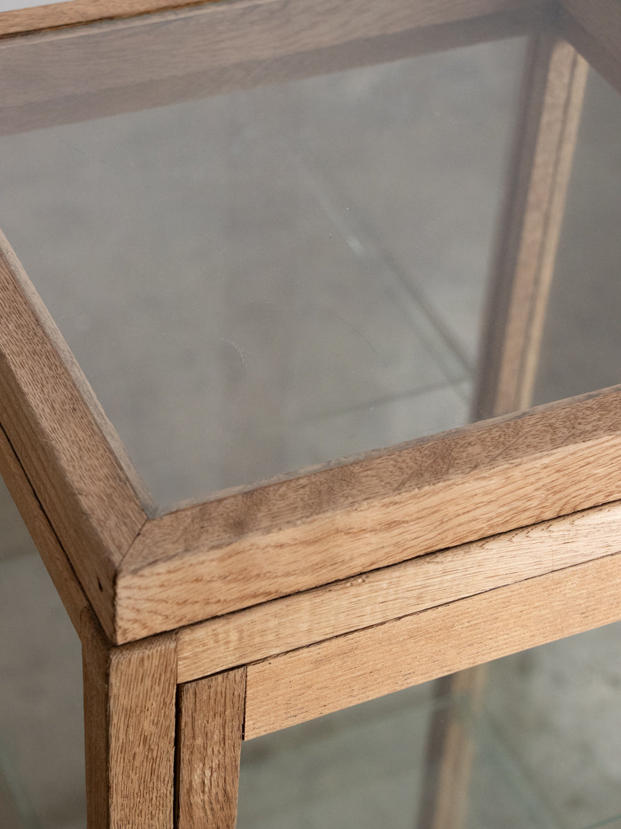 ３段のガラスケース