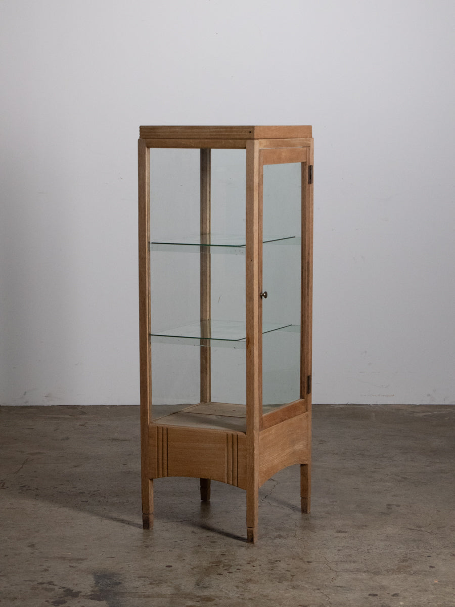 ３段のガラスケース